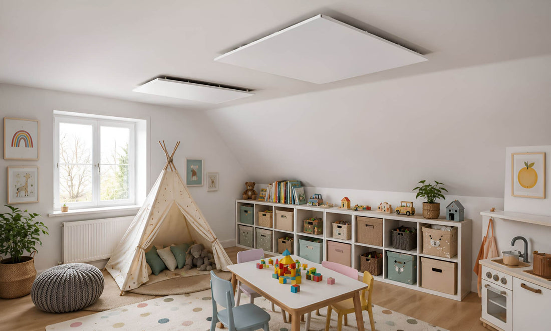 Twee witte infraroodpanelen aan het plafond van een lichte speelkamer met speelgoed en kindermeubels.
