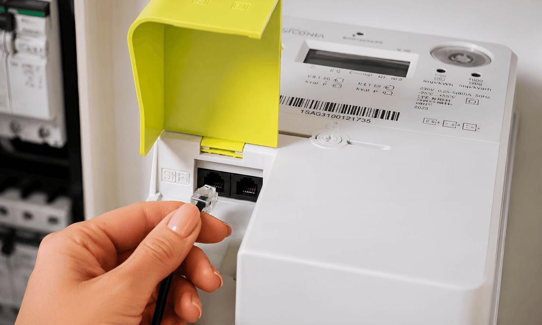 Hand sluit een P1-dongle aan op de P1-poort van een digitale of slimme elektriciteitsmeter.