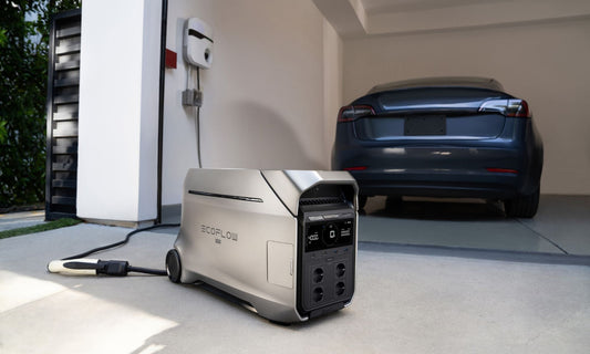 draagbare power station aangesloten in garage naast elektrische wagen