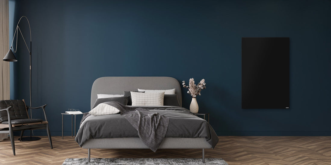 slaapkamer met bed en zwart infraroodpaneel aan de muur