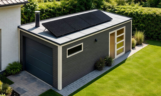 zonnepanelen op het dak van een bijgebouw in een tuin