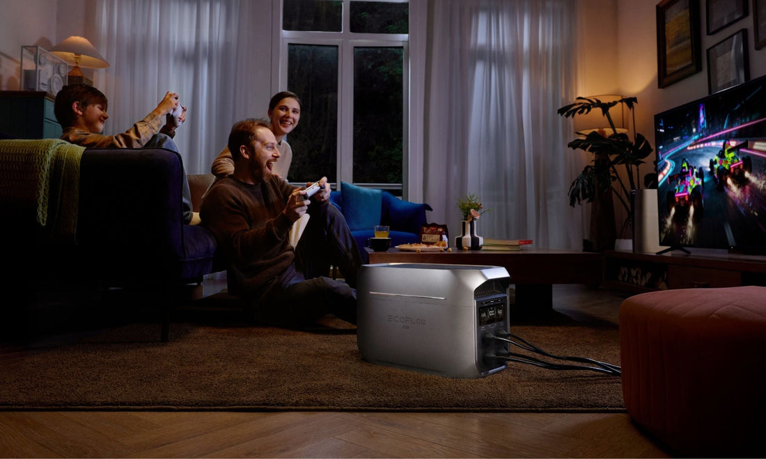 draagbare power station op vloer in woonkamer met gezin dat tv kijkt