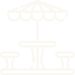 Icoon van een tafel, stoelen en parasol op transparante achtergrond