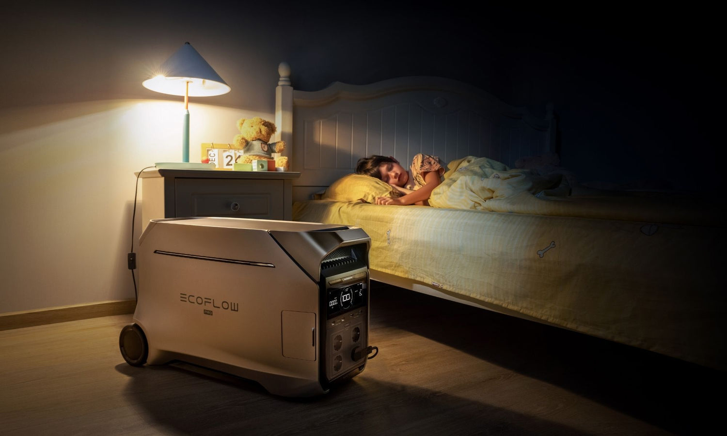 EcoFlow DELTA Pro 3 naast bed in slaapkamer met kind dat slaapt en lamp aan
