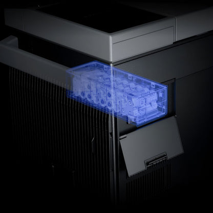 Weergave van de EcoFlow GLACIER plug-in accu tijdens installatie in het batterijcompartiment van de koelbox