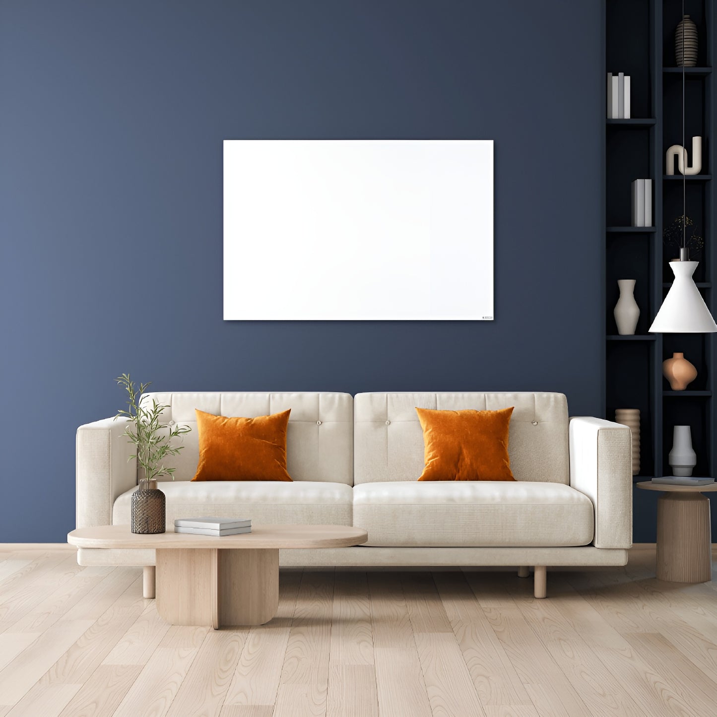 Wit infraroodpaneel gemonteerd aan een donkerblauwe wand boven een beige sofa in een moderne woonkamer
