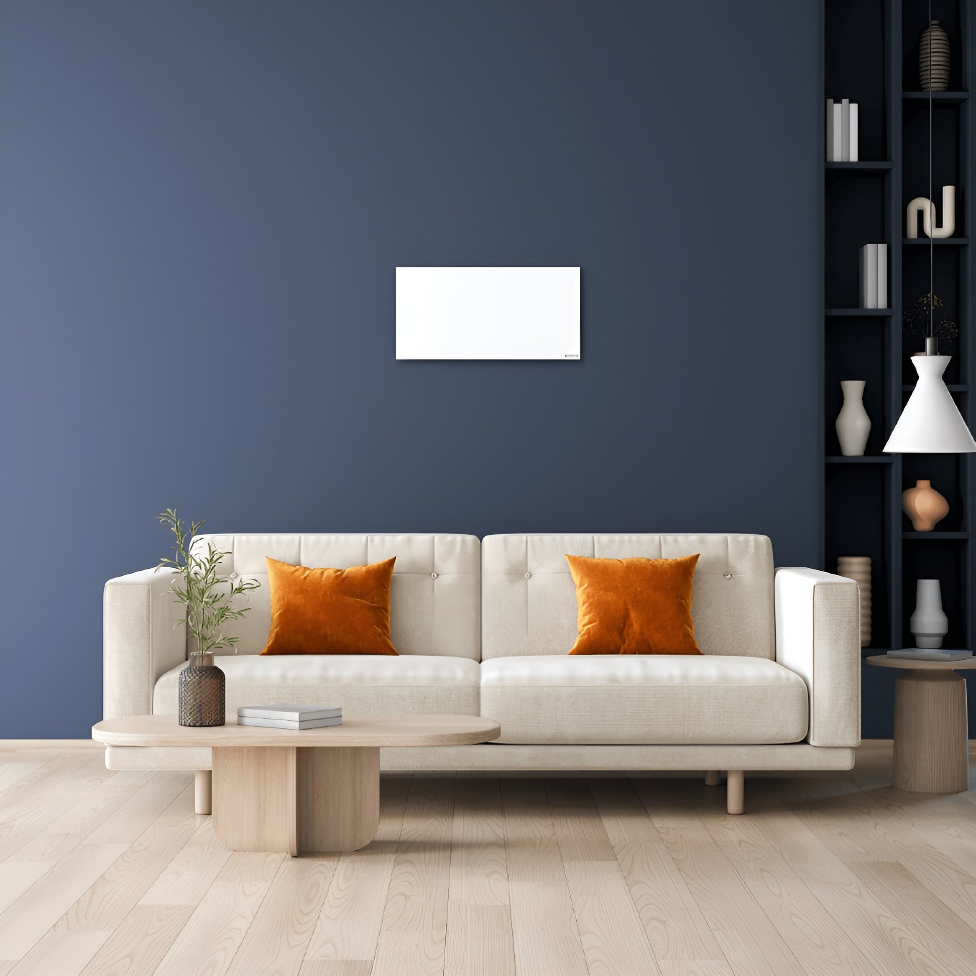 Wit infraroodpaneel gemonteerd aan een donkerblauwe wand boven een beige sofa in een moderne woonkamer