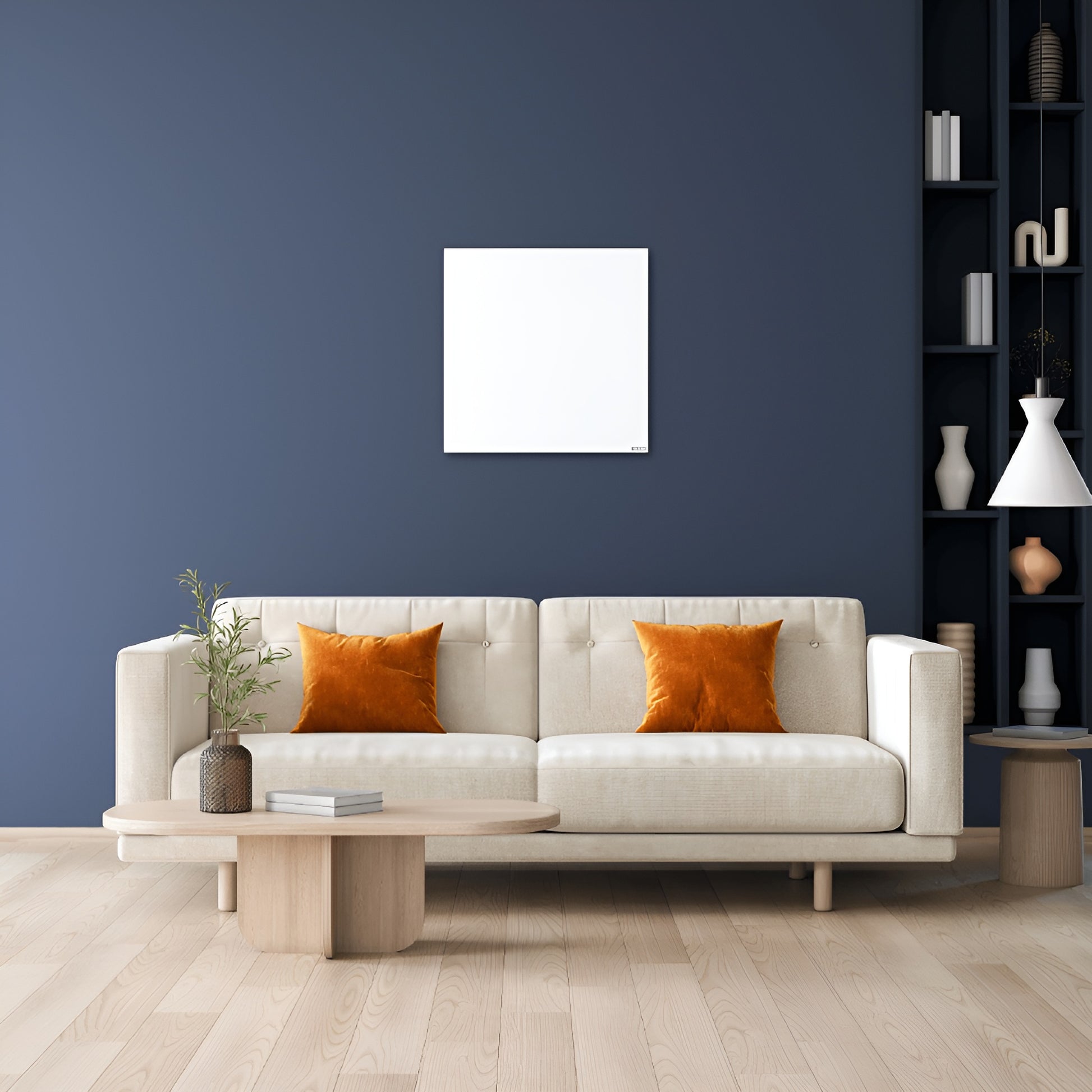 Wit infraroodpaneel gemonteerd aan een donkerblauwe wand boven een beige sofa in een moderne woonkamer