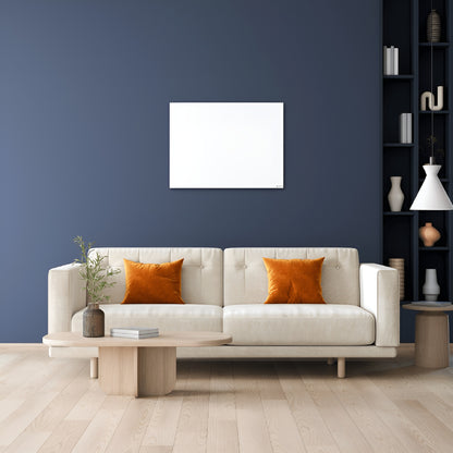 Wit infraroodpaneel gemonteerd aan een donkerblauwe wand boven een beige sofa in een moderne woonkamer
