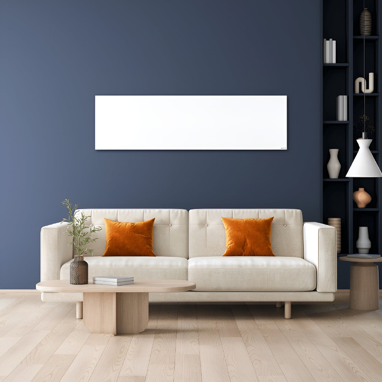 Wit infraroodpaneel gemonteerd aan een donkerblauwe wand boven een beige sofa in een moderne woonkamer
