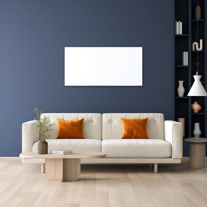 Wit infraroodpaneel gemonteerd aan een donkerblauwe wand boven een beige sofa in een moderne woonkamer
