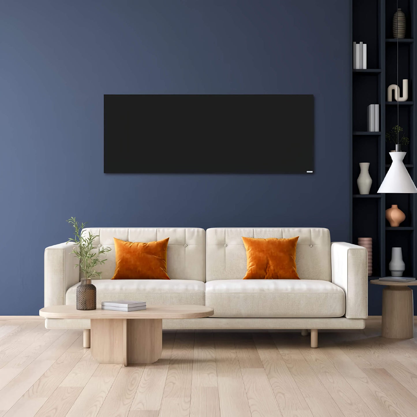 Zwart infraroodpaneel gemonteerd aan een donkerblauwe wand boven een beige sofa in een moderne woonkamer
