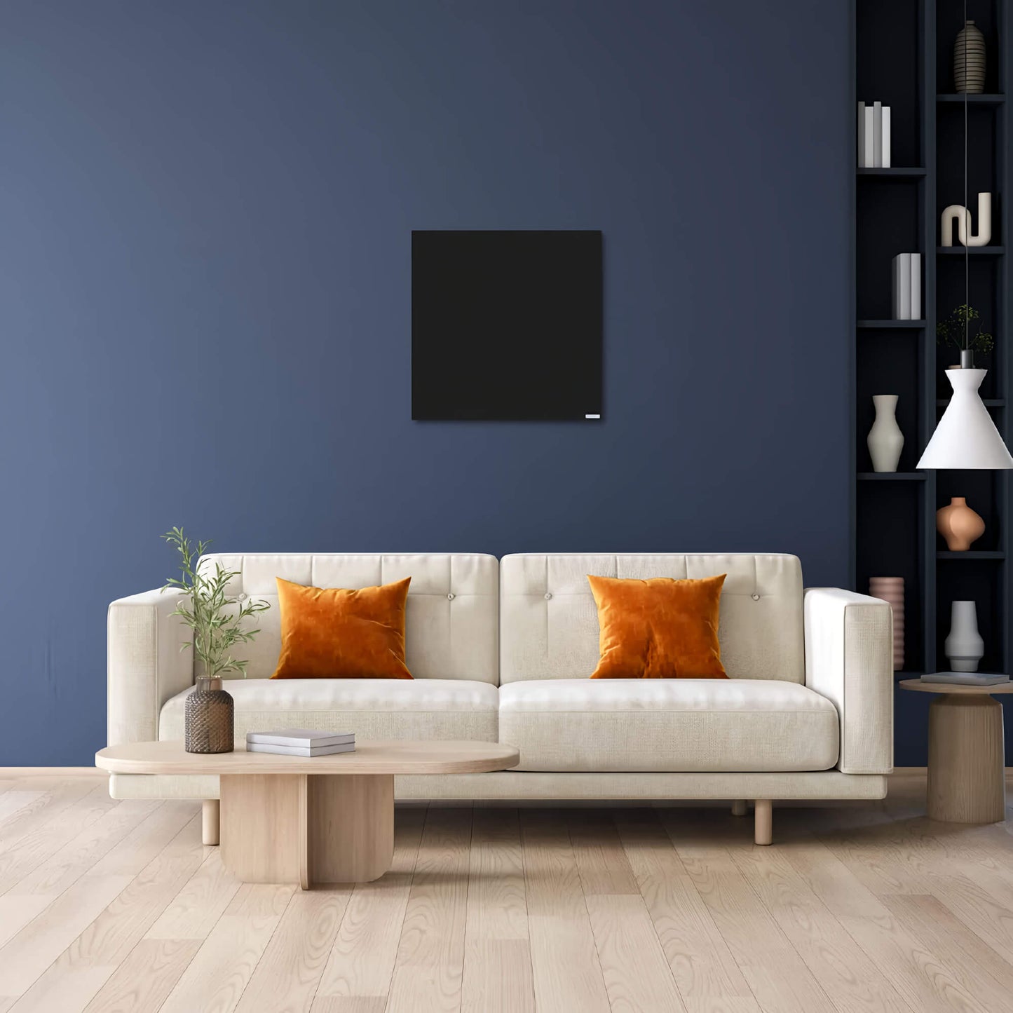 Zwart infraroodpaneel gemonteerd aan een donkerblauwe wand boven een beige sofa in een moderne woonkamer