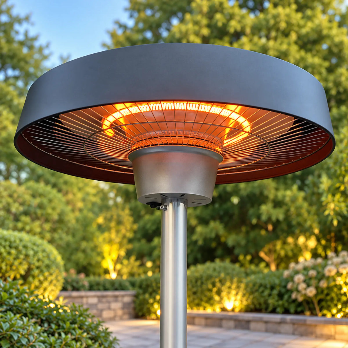 Detail van de zwarte Herschel FLORIDA 2000 W infrarood terrasverwarmer met oranje gloed in een tuin