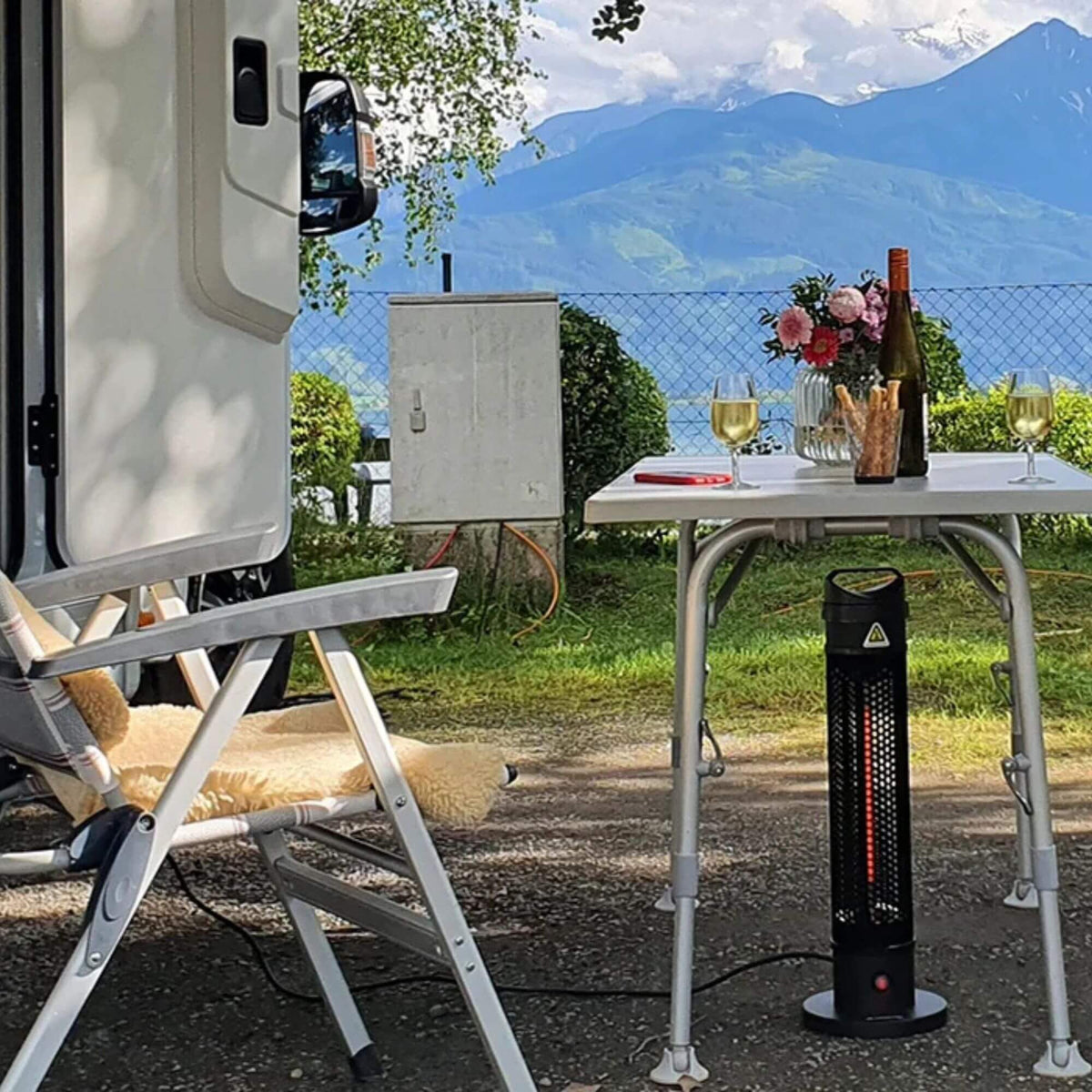 Herschel HAVANA 800 W, zwarte terrasverwarmer bij een camper op de camping