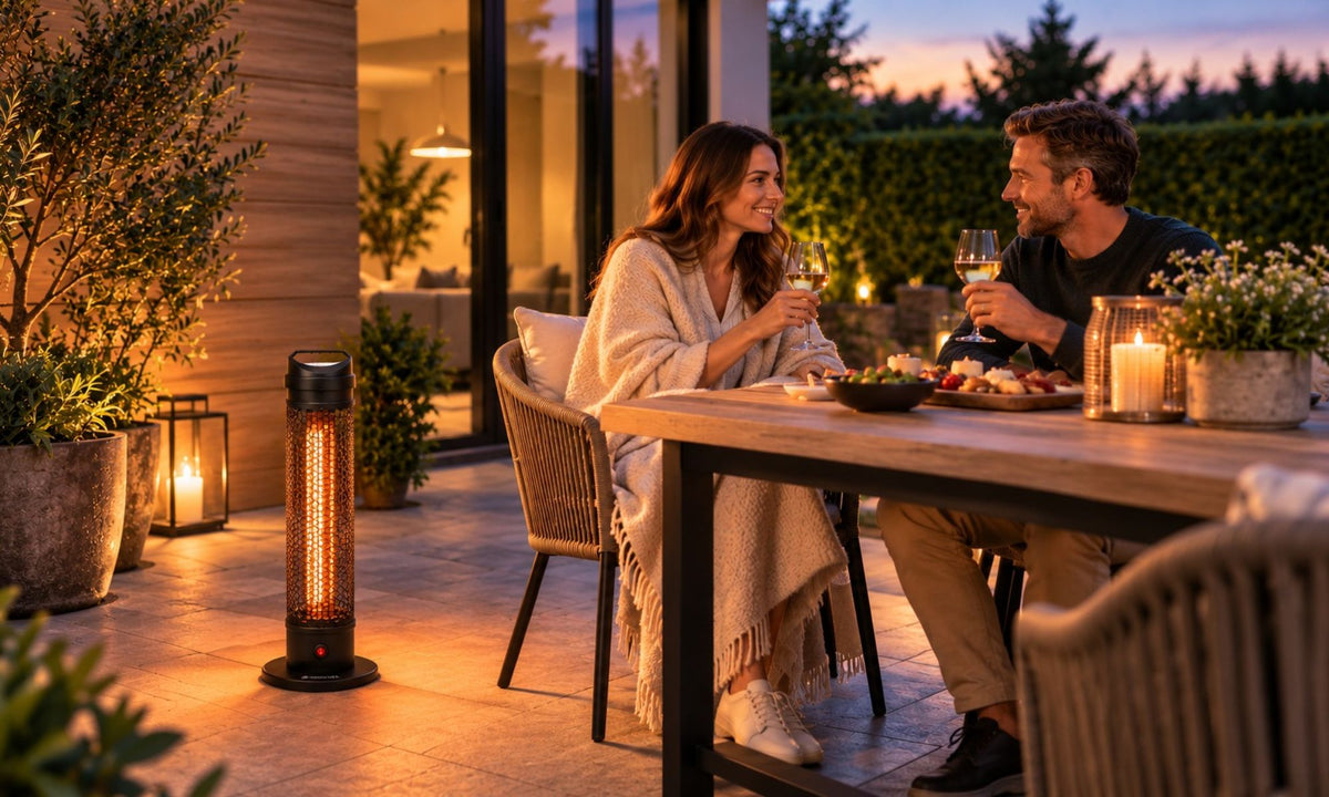 Herschel HAVANA 800 W, zwarte  terrasverwarmer naast een tafel en stoelen op een terras