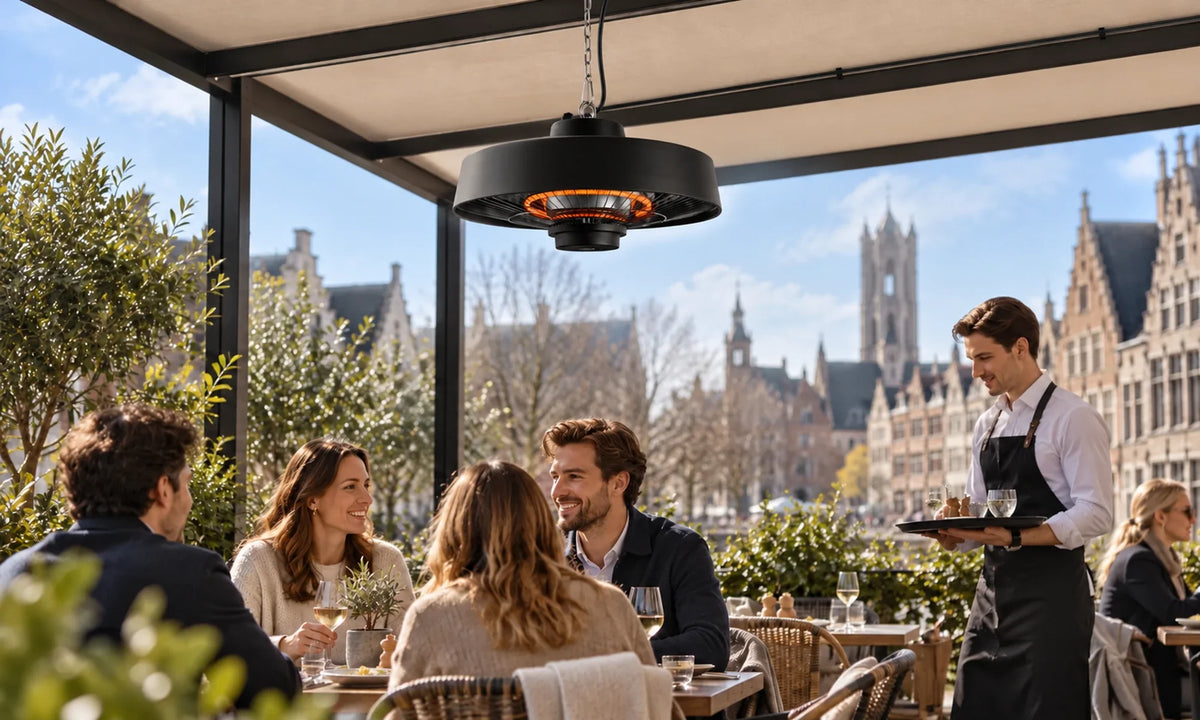 Zwarte Herschel HAWAII 2000 W hangende infrarood terrasverwarmer boven een caféterras overdag