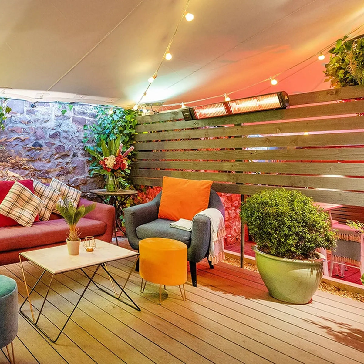 Zwarte MANHATTAN 3000 W verwarmt een kleurrijke loungebar.
