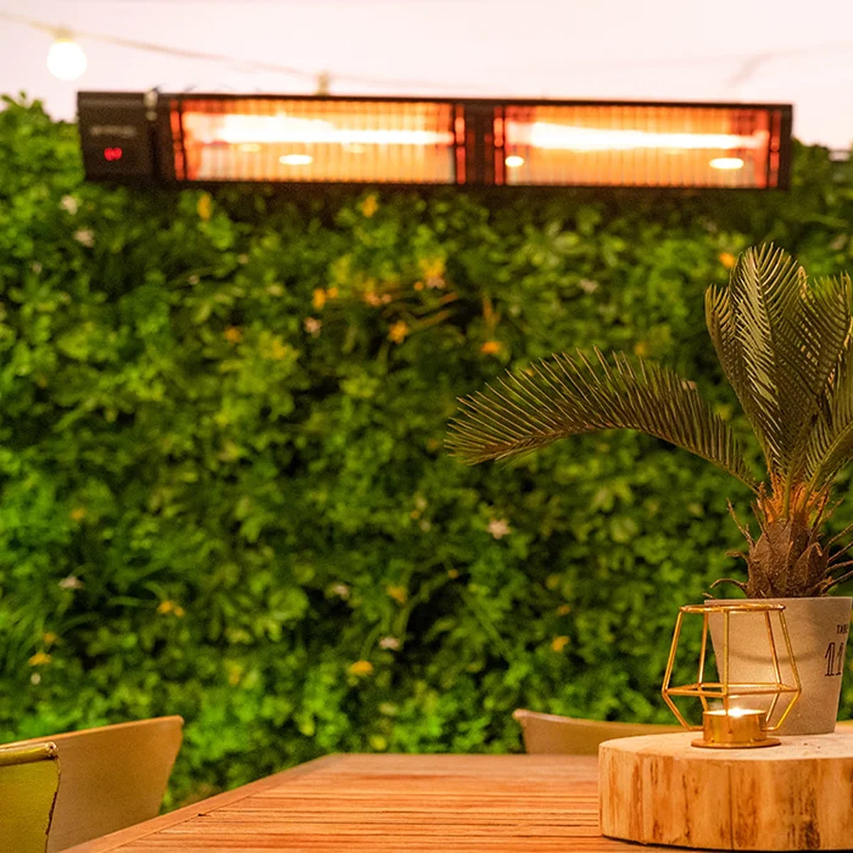 Zwarte MANHATTAN 3000 W verwarmt de zitplek in een tuinbar.