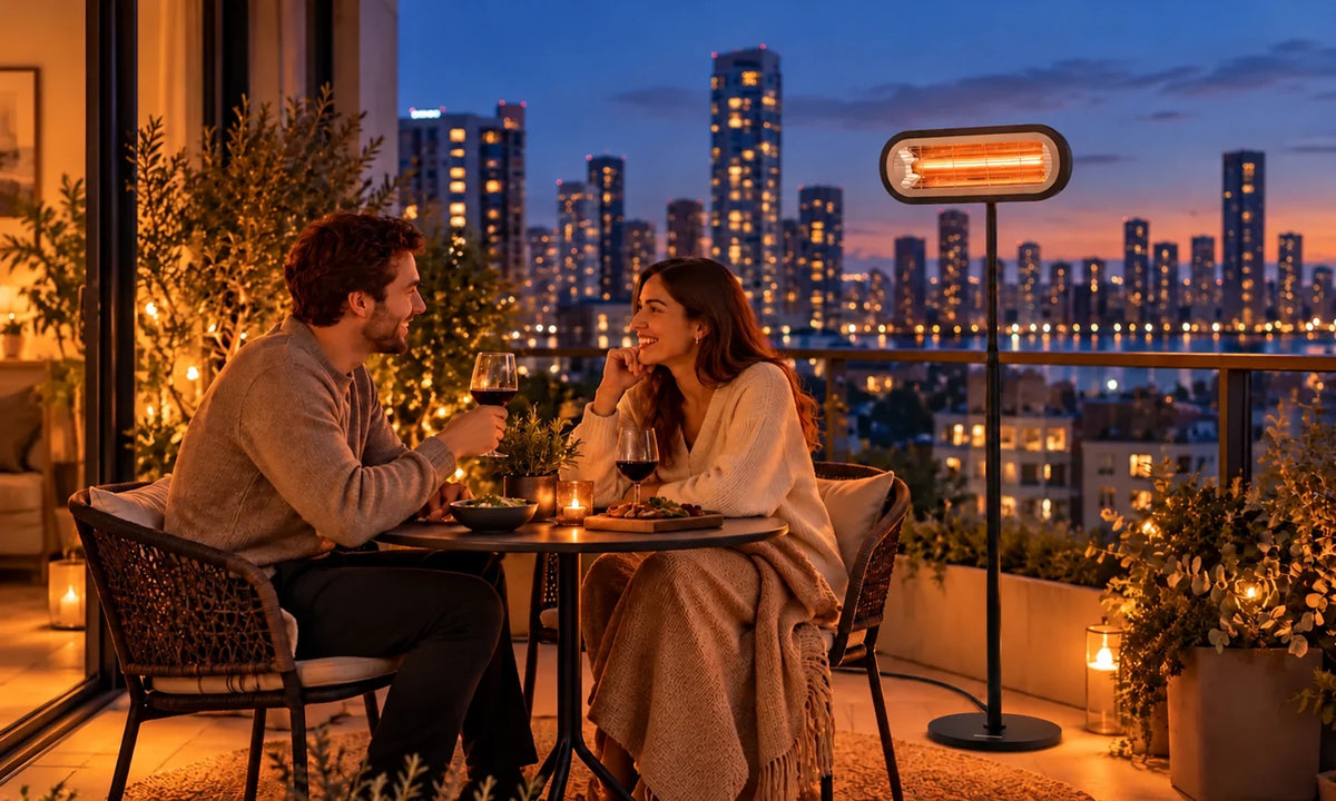 Zwarte Herschel MIAMI 2000 W infrarood terrasverwarmer op een stadsbalkon in de avond