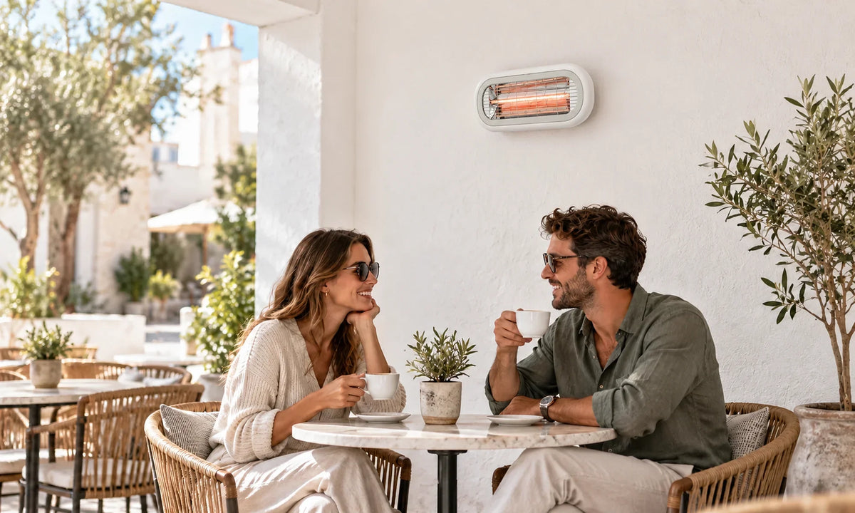Witte MIAMI 2000 W hangt aan de wand in een lichte cafeveranda.