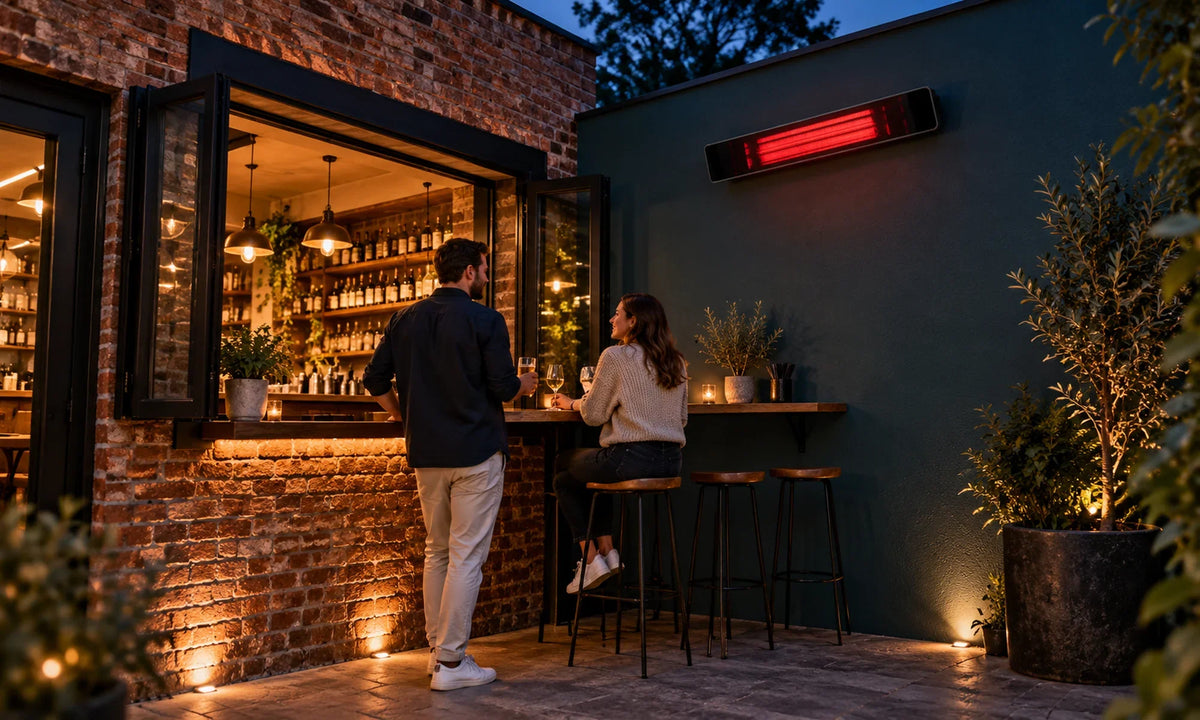 Zwarte RIO 2500 W verwarmt de hoge zitplek op een barpatio.