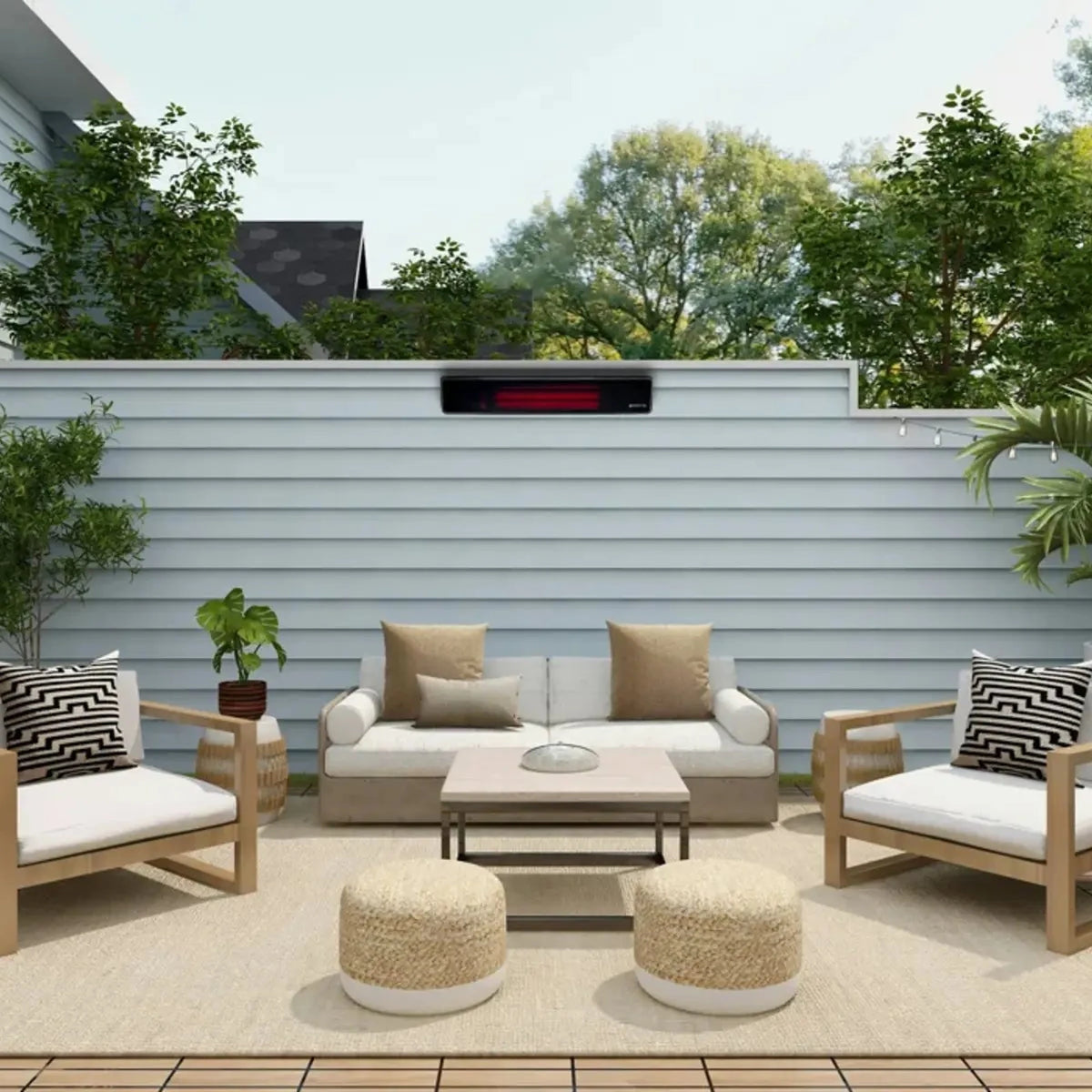 Zwarte RIO 2500 W verwarmt een loungehoek buiten.