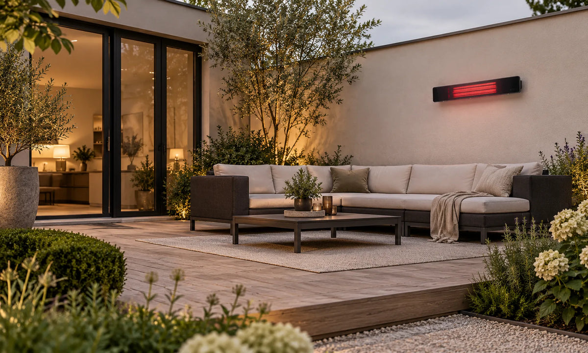 Zwarte RIO 2500 W verwarmt een tuinlounge met hoekbank.