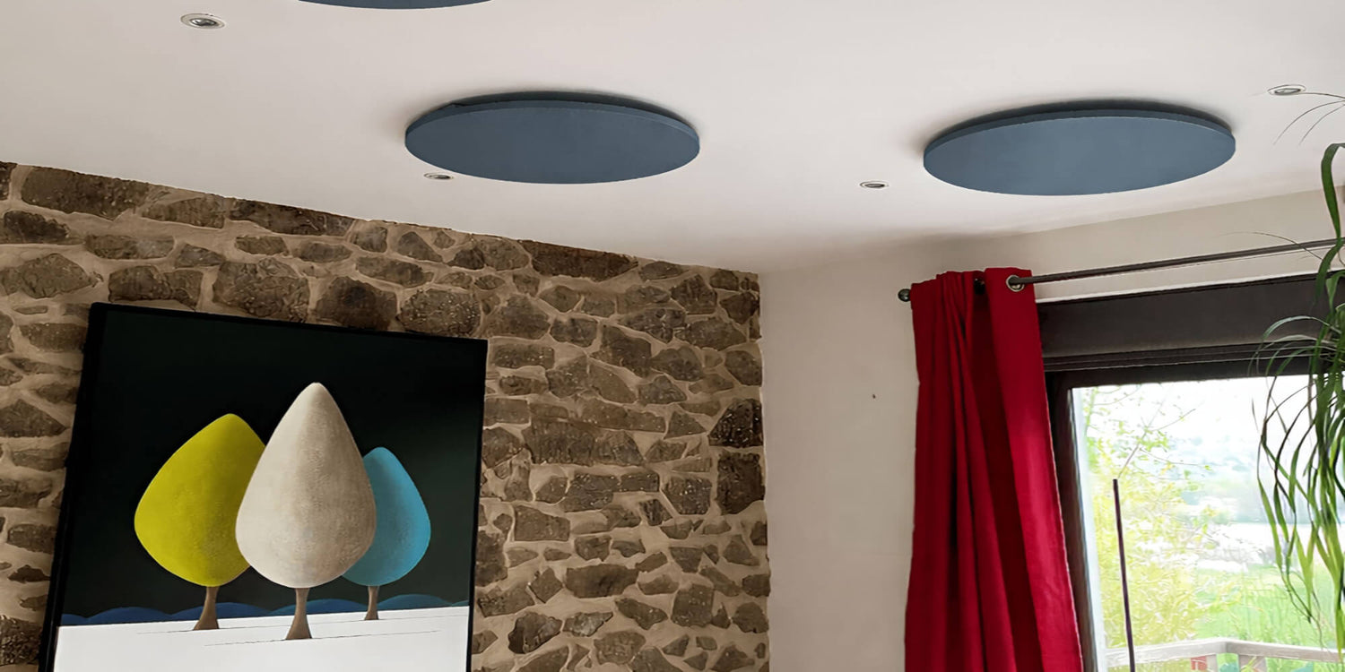 Twee ronde grijze Herschel Select XLS infraroodpanelen gemonteerd aan het plafond in woonkamer
