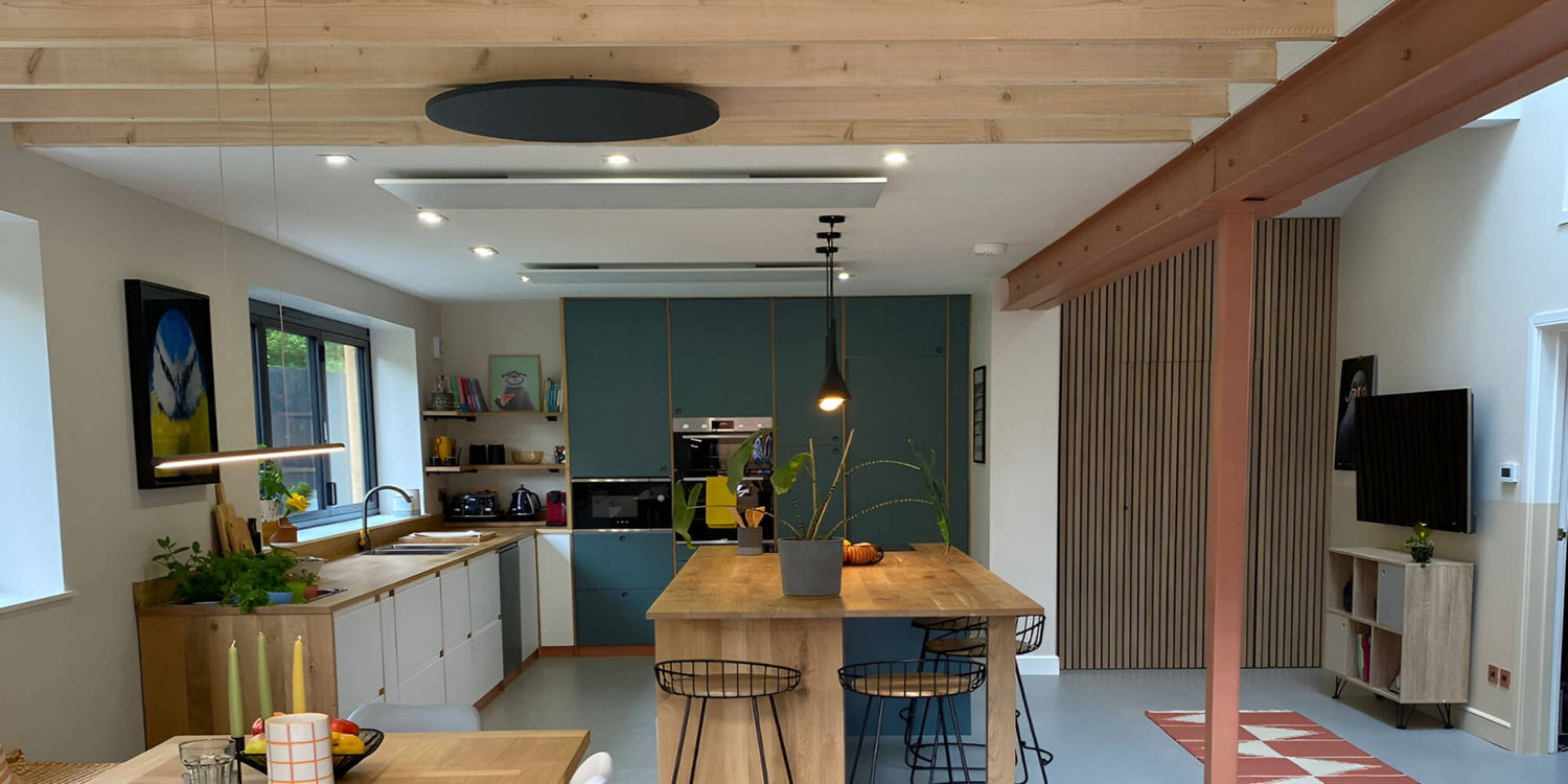 Grijze ronde en witte rechthoekige Herschel Select XLS infraroodpanelen gemonteerd aan het plafond in moderne keuken