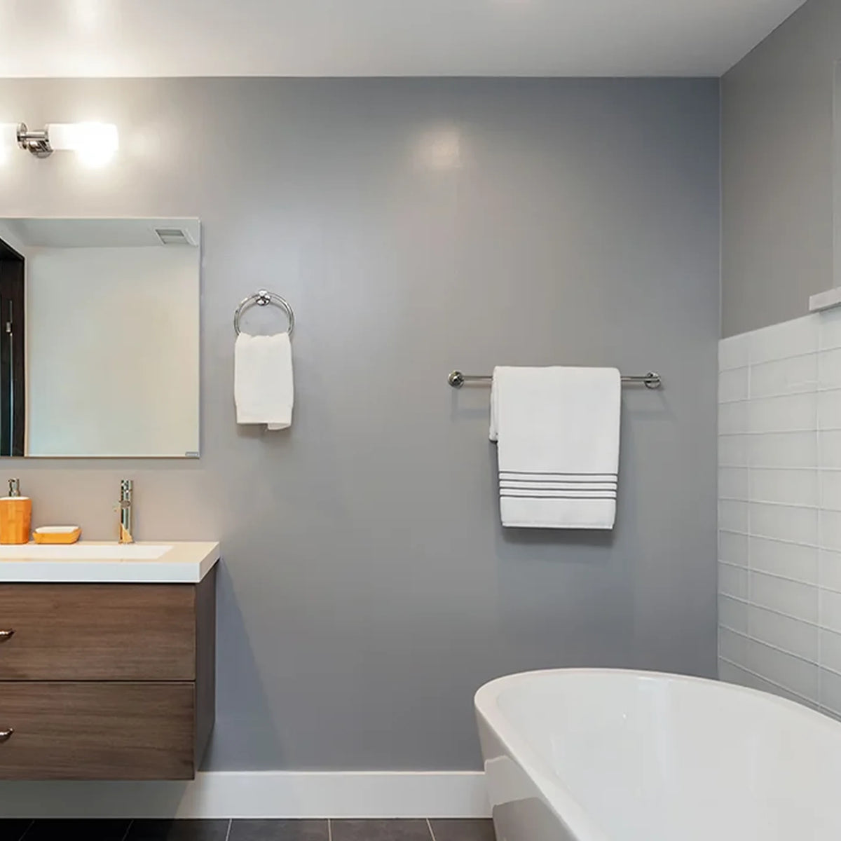 Herschel Select XLS spiegel warmtepaneel in een grijze badkamer met donker getint spiegelglas