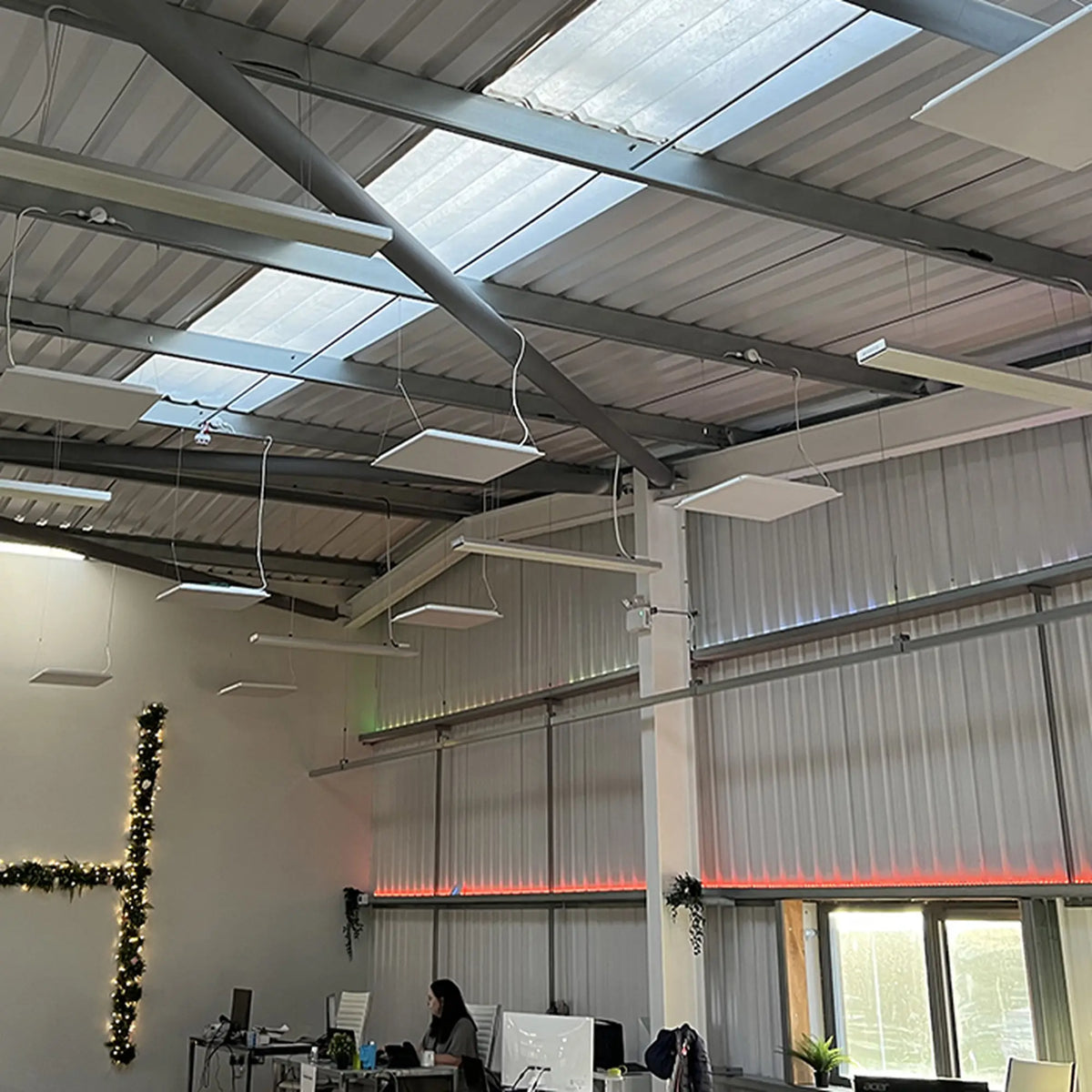 Witte Herschel SUMMIT 2600 W aan het plafond van een werkruimte