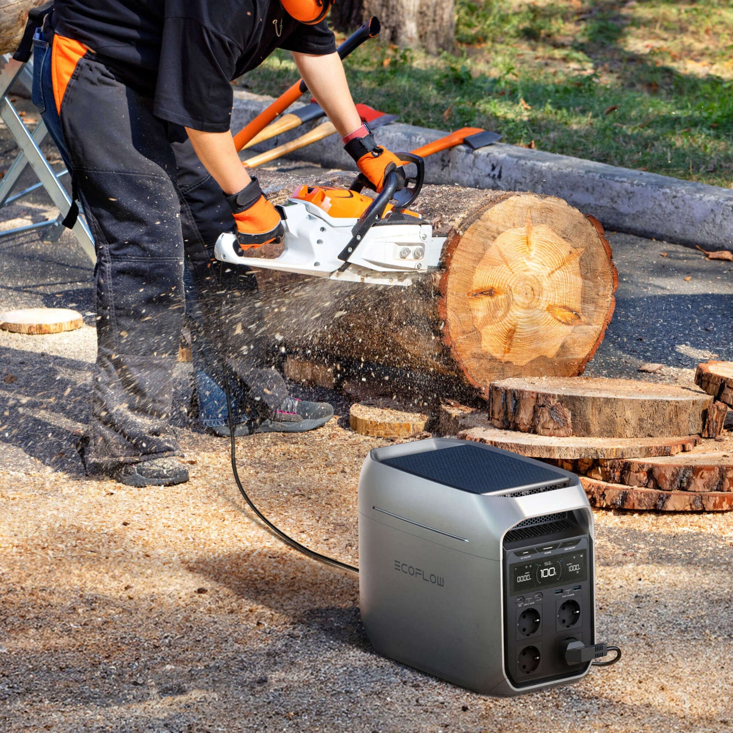 Power station gebruikt buiten om elektrisch gereedschap aan te sturen tijdens hout zagen