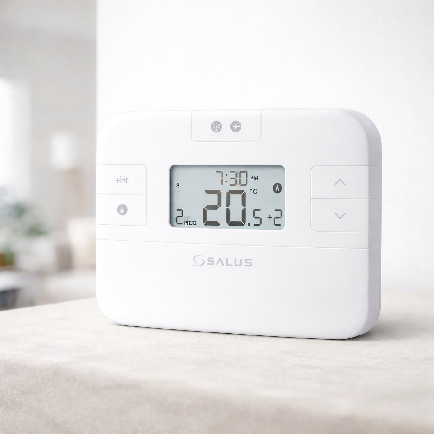 Witte Salus RT510SR draadloze thermostaat met lcd-display geplaatst op een tafel in een lichte woonomgeving
