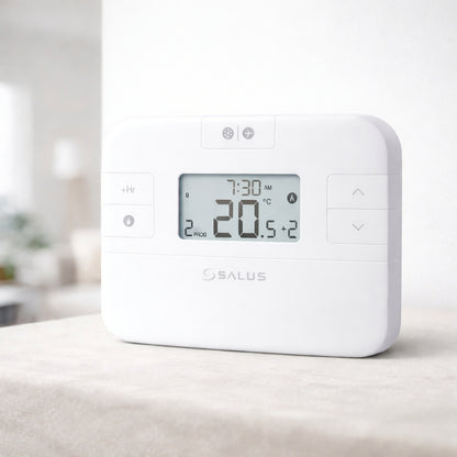 Witte Salus RT510SR draadloze thermostaat met lcd-display geplaatst op een tafel in een lichte woonomgeving
